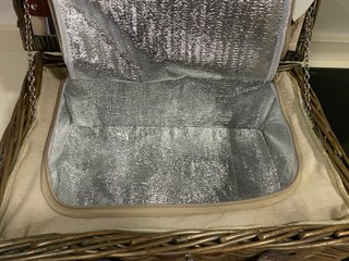 Cesta de picnic clásica de mimbre y cuero