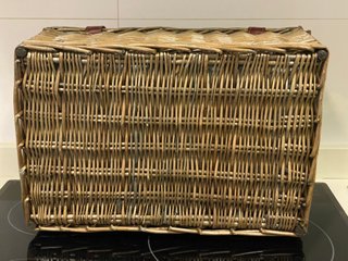 Cesta de picnic clásica de mimbre y cuero