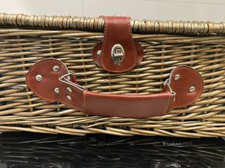 Cesta de picnic clásica de mimbre y cuero