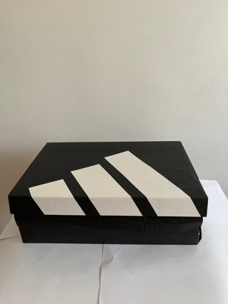 Caja Adidas Negra Vacía