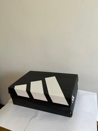 Caja Adidas Negra Vacía