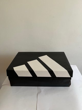 Caja Adidas Negra Vacía