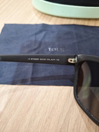 Gafas de sol Tous originales de mujer azules.