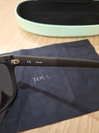 Gafas de sol Tous originales de mujer azules.