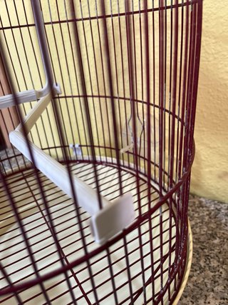 Jaula para pájaros roja y blanca