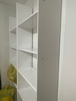 Estantería blanca de madera