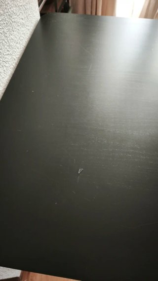 Mesa de comedor negra de madera