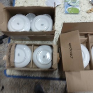 Tazas y platos de porcelana blanca