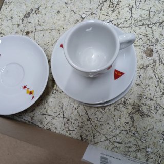 Tazas y platos de porcelana blanca