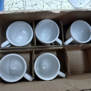 Tazas y platos de porcelana blanca