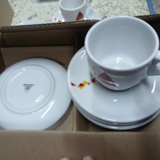 Tazas y platos de porcelana blanca