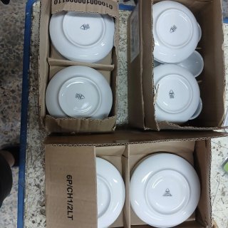Tazas y platos de porcelana blanca