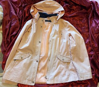 Chaqueta rosa con capucha