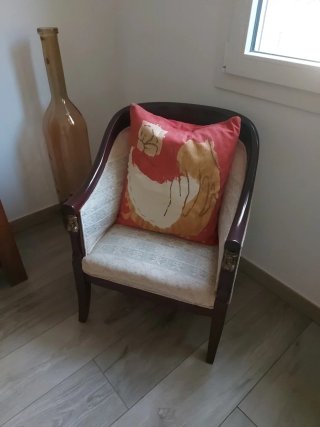 2 Sillones madera oscura, tela beige/rosa/gris