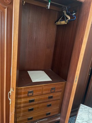 Armario de madera de nogal