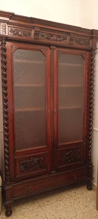 Armarios de madera maciza vintage