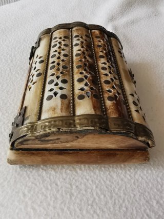 Antiguo joyero hueso y latón