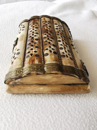Antiguo joyero hueso y latón