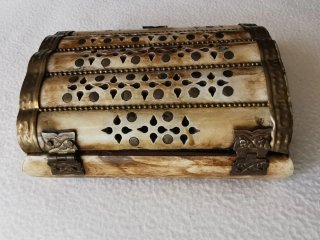 Antiguo joyero hueso y latón