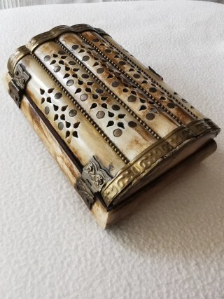 Antiguo joyero hueso y latón