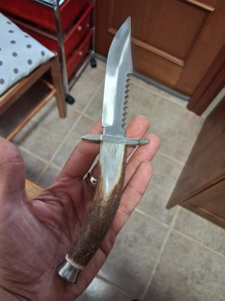 Cuchillo de ciervo con hoja de metal