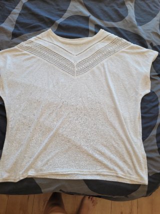 Blusa blanca con detalles de encaje