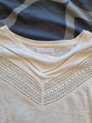 Blusa blanca con detalles de encaje