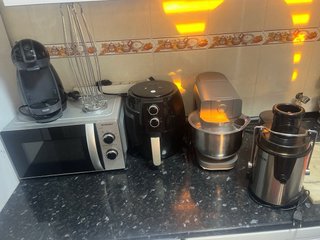 Varios electrodomésticos de cocina