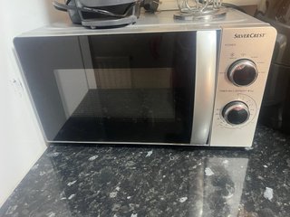 Varios electrodomésticos de cocina