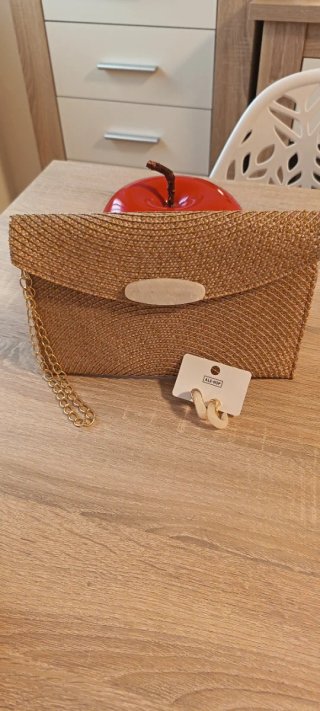 Lote sandalias, cartera y pendientes dorados