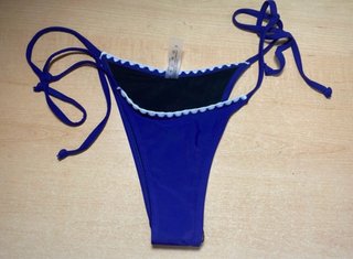 Bikini azul con bordado blanco