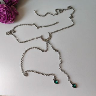 Conjunto Joyas Fantasía Verde y Plata y falda gris
