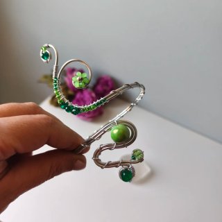 Conjunto Joyas Fantasía Verde y Plata y falda gris