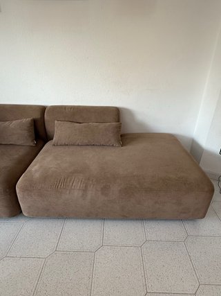Sofá modular marrón tela.