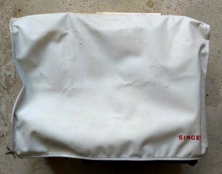 Máquina de coser Singer blanca con funda