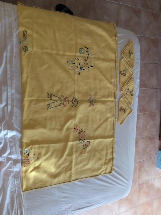 Mantel y 4 servilletas bordados
