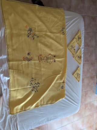Mantel y 4 servilletas bordados