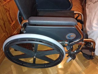 Silla de ruedas negra