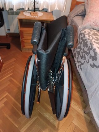 Silla de ruedas negra