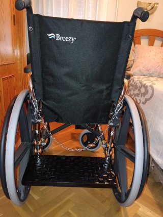 Silla de ruedas negra