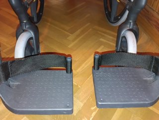 Silla de ruedas negra