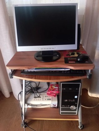 Mesa para ordenador con ruedas