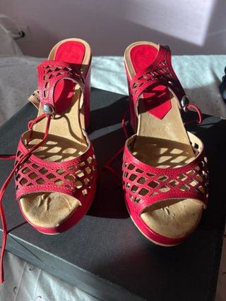 Sandalias rojas de tiras con plataforma