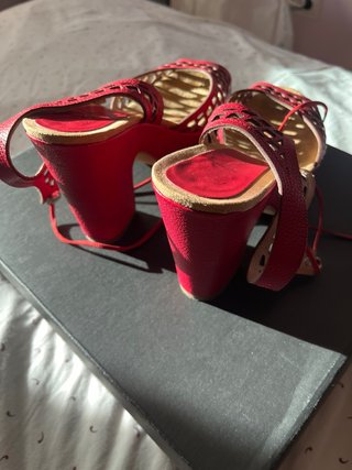Sandalias rojas de tiras con plataforma