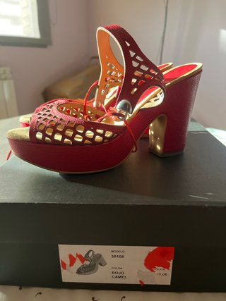 Sandalias rojas de tiras con plataforma