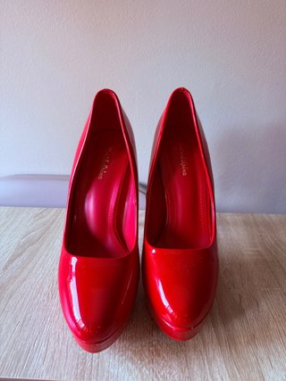 Zapatos de tacón rojos