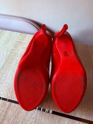 Zapatos de tacón rojos