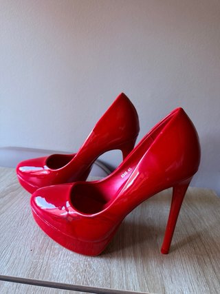 Zapatos de tacón rojos