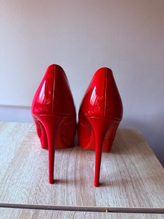 Zapatos de tacón rojos