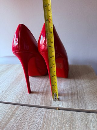 Zapatos de tacón rojos